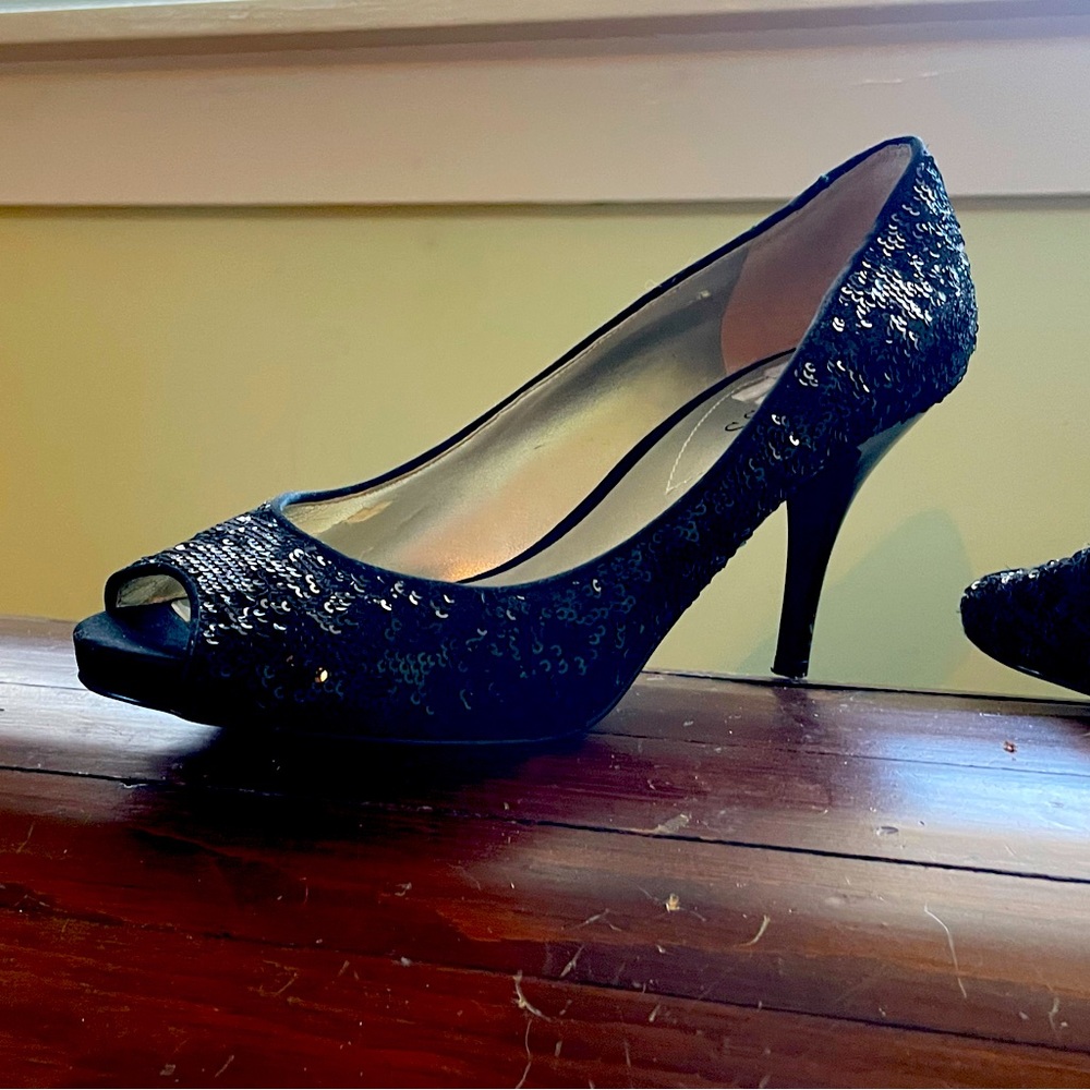 Guess Women’s Black Sequin peep-toed heels, size 10
